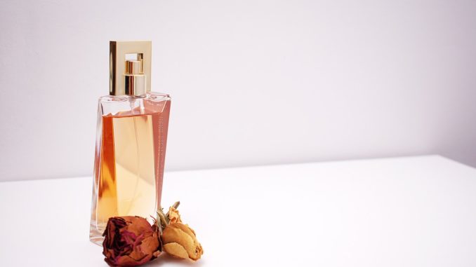 perfumy damskie i suchy kwiat obok